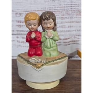 VTG Musical Wind-Up 1980 M.W. Co Praying Children Play Jesus Loves Me